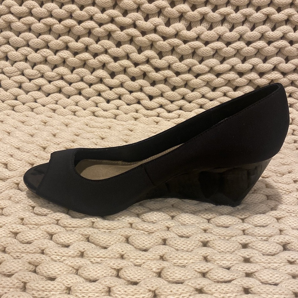 Bandolino Black Peep Toe Wedge Pumps with Gold Insole - Picture 5 of 9